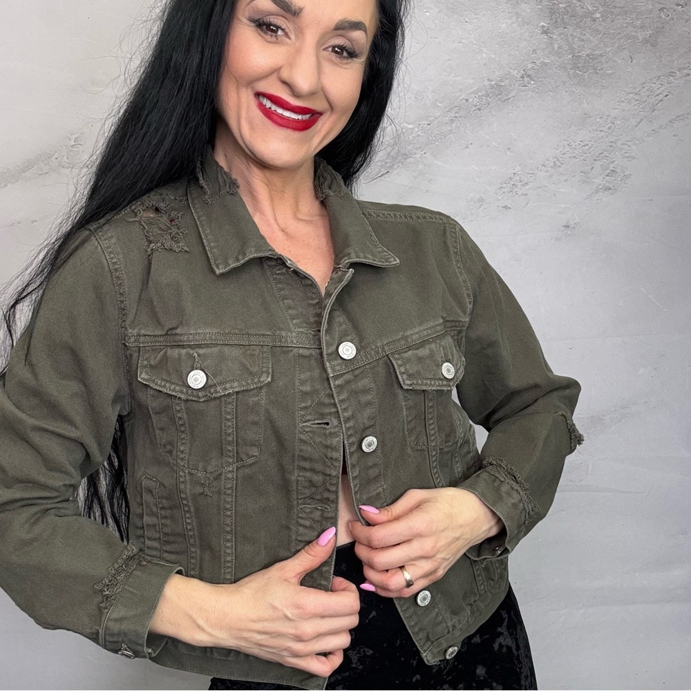 Green Cropped Jean Jacket with Modern Style